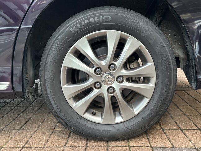 足回りもバッチリ！純正アルミホイールに目立った傷もありません。【ヴォクシー】