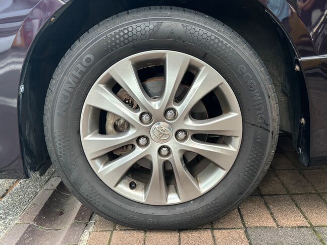 足回りもバッチリ！純正アルミホイールに目立った傷もありません。【ヴォクシー】