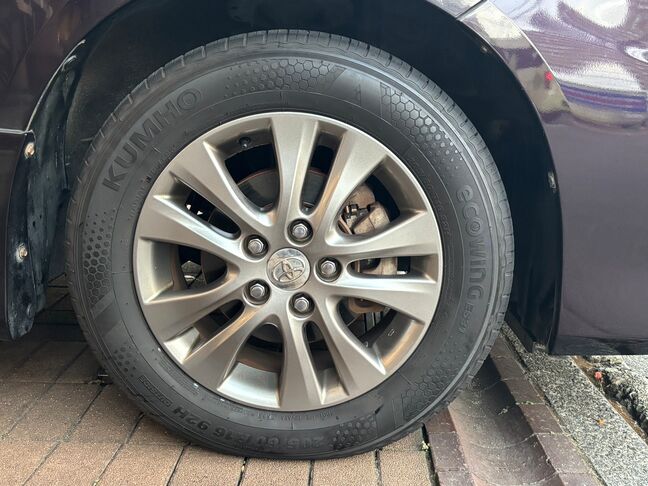 足回りもバッチリ！純正アルミホイールに目立った傷もありません。【ヴォクシー】