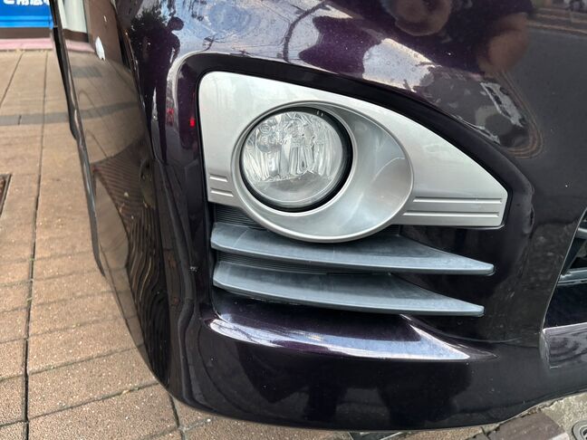 霧や悪天候時も安心！人気のデザインのフォグランプを装備。【ヴォクシー】