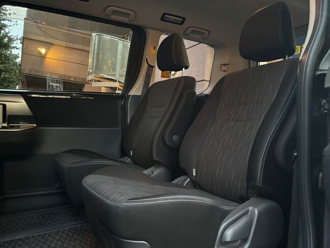 ゆったりくつろげるキャプテンシート！長距離移動でも快適です。【ヴォクシー】