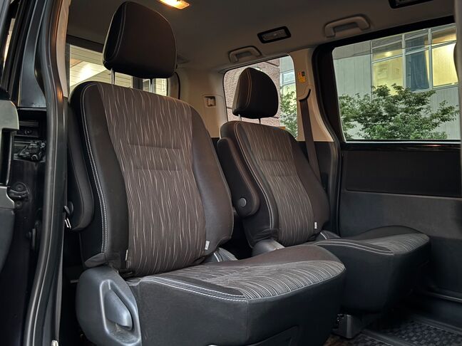 ゆったりくつろげるキャプテンシート！長距離移動でも快適です。【ヴォクシー】