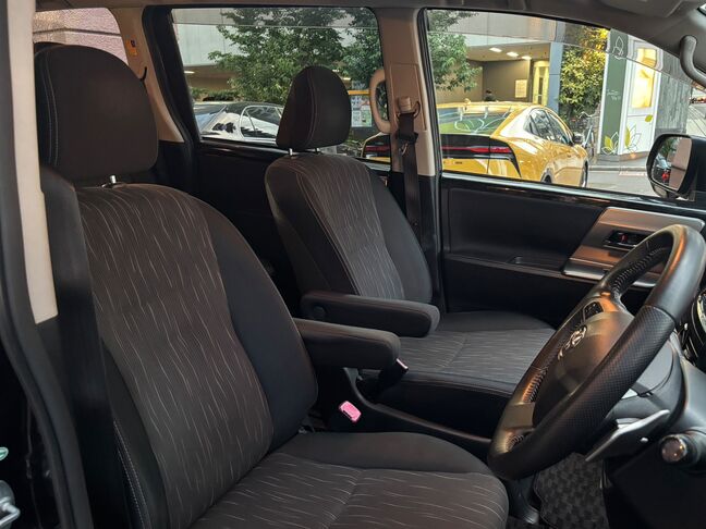 運転席・助手席も広々設計！長時間の運転も苦になりません。【ヴォクシー】