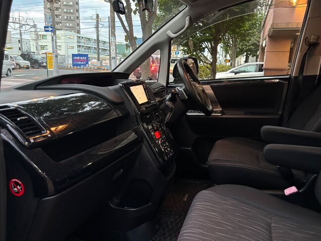 広々とした車内空間で、家族みんながリラックスできる快適さです。【ヴォクシー】