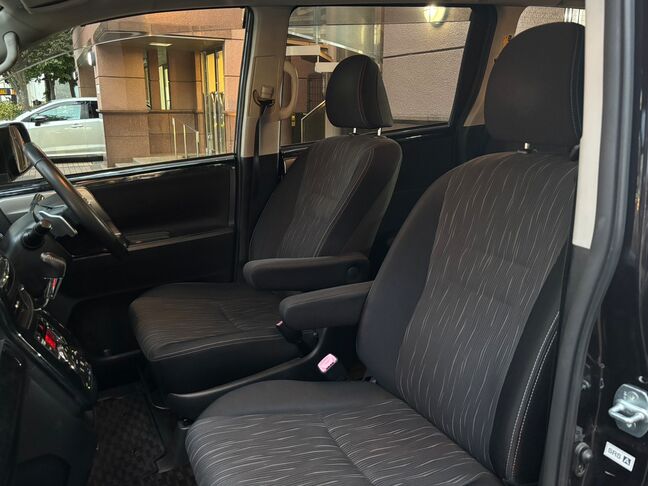 ゆったりくつろげるキャプテンシート！長距離移動でも快適です。【ヴォクシー】