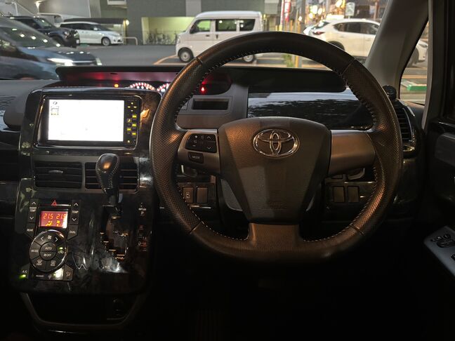 運転席からの視界も良好。ナビやエアコン操作部が手の届きやすい位置にあります。【ヴォクシー】