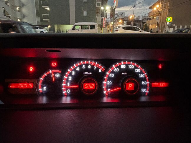 赤と白の鮮やかな発光で、夜間でも視認性がいいメーターです。【ヴォクシー】