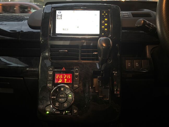 運転席からの視界も良好。ナビやエアコン操作部が手の届きやすい位置にあります。【ヴォクシー】