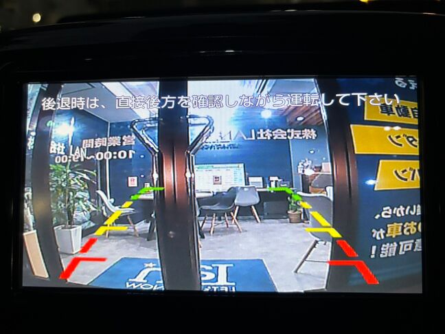 赤と白の鮮やかな発光で、夜間でも視認性がいいメーターです。【ヴォクシー】