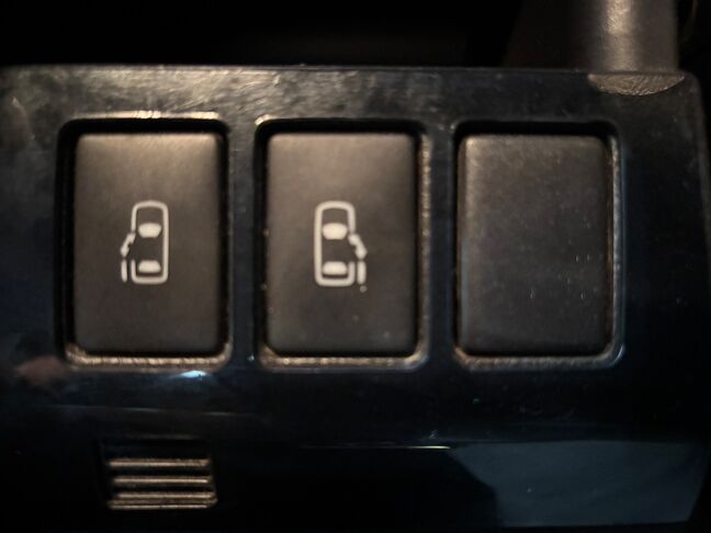 スイッチひとつで簡単開閉！両側電動スライドドアを装備。【ヴォクシー】