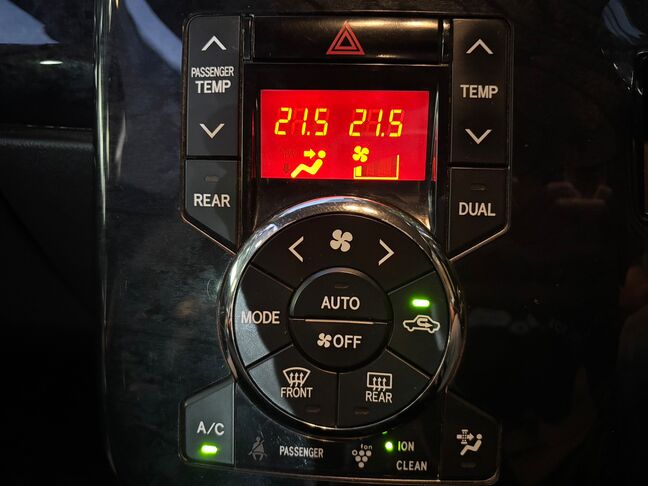 左右独立調整機能付きで、運転席・助手席それぞれ快適な温度に設定可能です。【ヴォクシー】