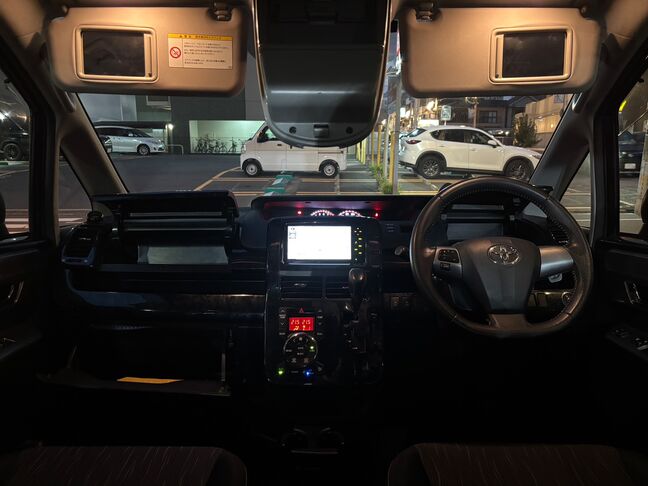 高級感あふれる内装と、使いやすさを両立した運転席です。【ヴォクシー】