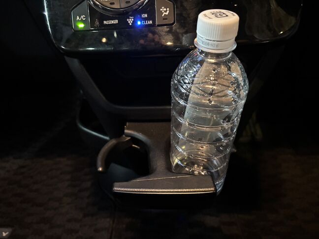 運転席・助手席用の格納式ドリンクホルダーで飲み物の置き場に困りません。【ヴォクシー】