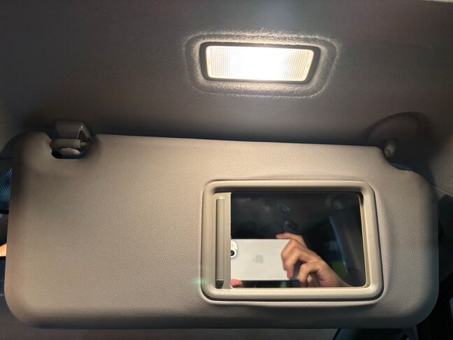 照明付きのバニティミラー！【ヴォクシー】