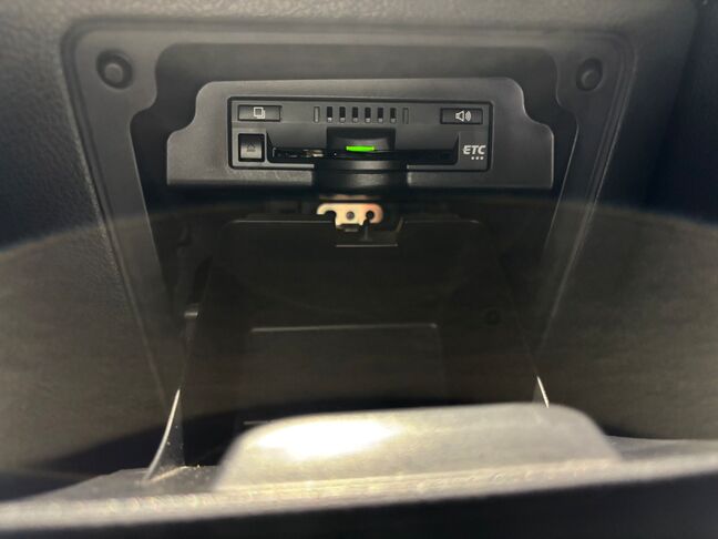 グローブボックス内にはETC車載器を装備！高速道路もスムーズです。【ヴォクシー】