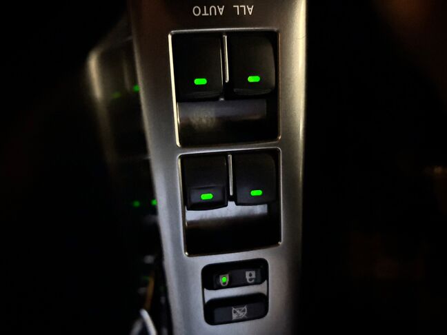 全席オート機能付きパワーウィンドウ！操作も簡単です。【ヴォクシー】