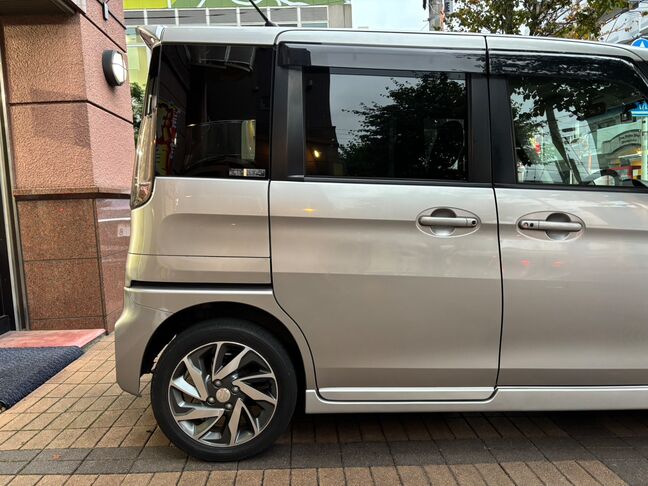 後部座席はスライドドアになっております。人や物の積み下ろしがしやすいです【スペーシアカスタム】