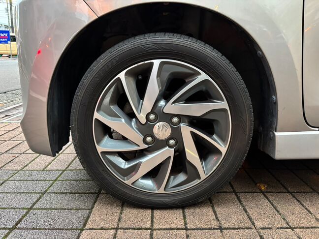 純正アルミホイールつきです。彫が深くカッコイイホイールになっております【スペーシアカスタム】