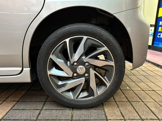 純正アルミホイールつきです。彫が深くカッコイイホイールになっております【スペーシアカスタム】