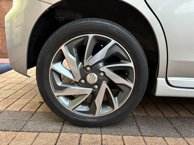 純正アルミホイールつきです。彫が深くカッコイイホイールになっております【スペーシアカスタム】