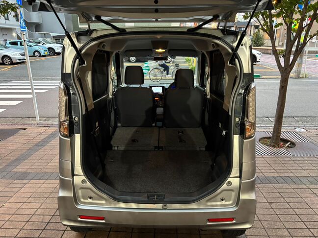 後部座席を倒すことでさらに多くの荷物を積むことができます。【スペーシアカスタム】