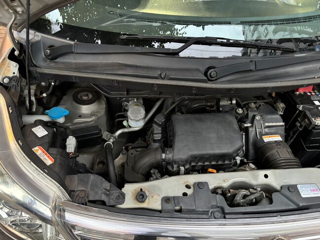 エンジンルームも手入れされており清潔な状態が保たれています。【スペーシアカスタム】