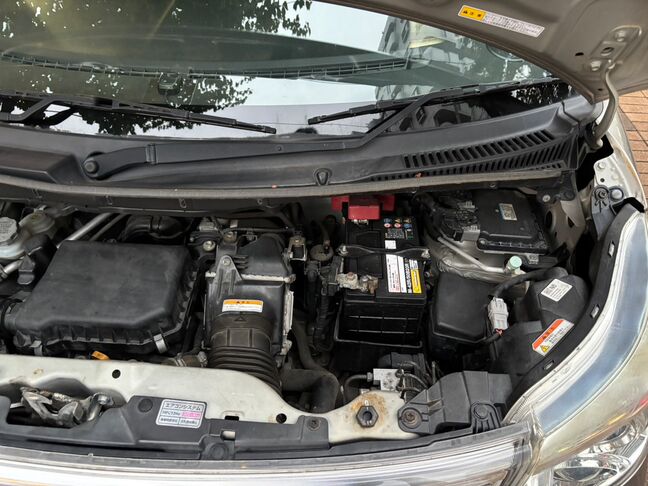 エンジンルームも手入れされており清潔な状態が保たれています。【スペーシアカスタム】