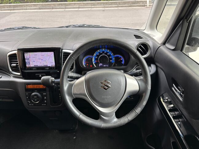 ステアリング周りも使用感のない清潔な状態が保たれています。【スペーシアカスタム】