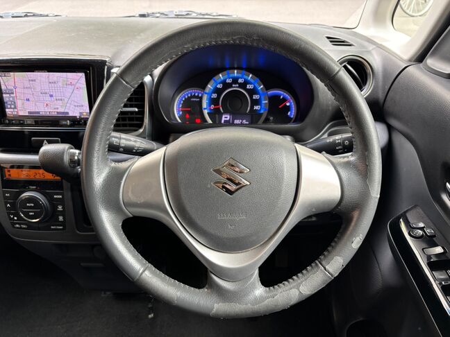 ステアリング周りも使用感のない清潔な状態が保たれています。【スペーシアカスタム】