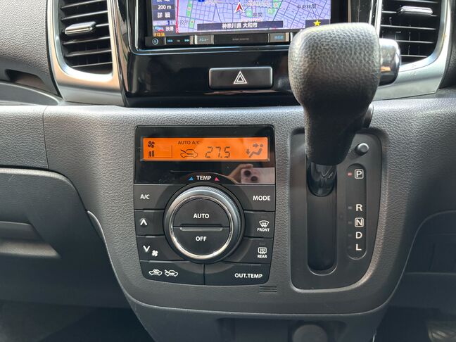 運転席から操作しやすい位置にシフトレバーが設置されています。【スペーシアカスタム】