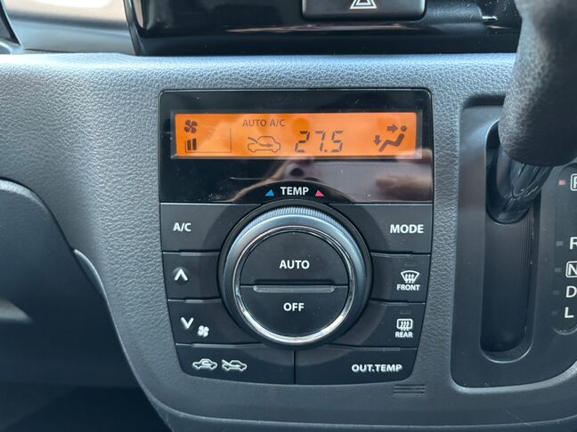 運転席から操作しやすい位置にシフトレバーが設置されています。【スペーシアカスタム】