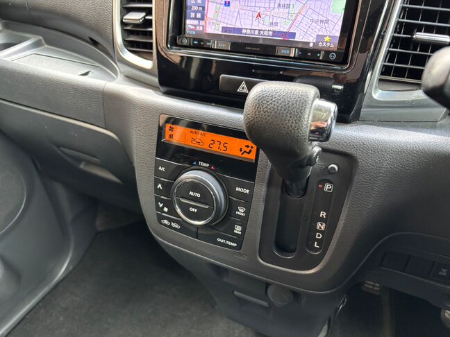 運転席から操作しやすい位置にシフトレバーが設置されています。【スペーシアカスタム】