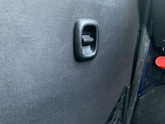 【お車探し】お客様のご要望に応じて、仕入れのプロがお客様と一緒にご希望のお車をお探しさせて頂くサービスをご提供しています。ご遠慮なくお申し出ください。