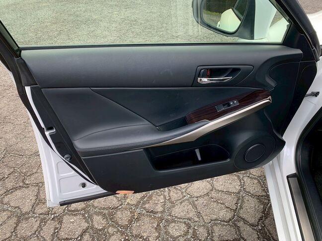 ご返信頂くと、当社の自社ローンの特徴について、詳しくご案内させて頂きますので、まずは公式LINEの友達登録をお願いします