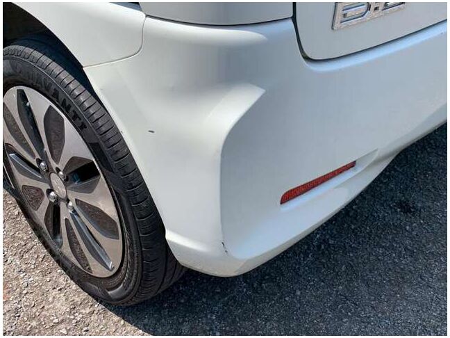 【友達追加の方法(2)】車両画像の2枚目のQRコードをLINEで読み込んで友達追加できます。