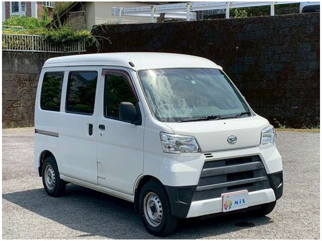 【友達追加の方法②】車両画像の2枚目のQRコードをLINEで読み込んで友達追加できます。