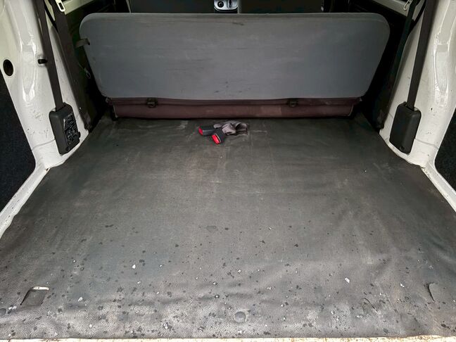 LINEで簡単仮審査が可能です。まずはお友達追加からお願いいたします。