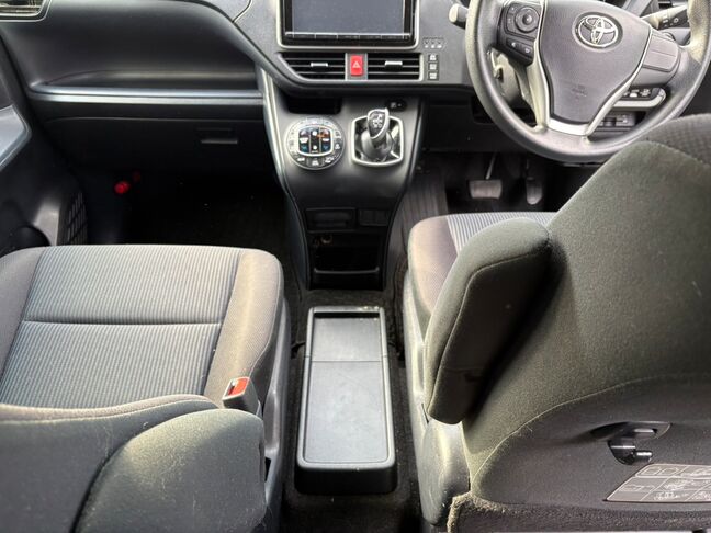 シート間の間隔も広いので腕が当たる心配もございません
リアシートへの荷物の移動も楽にできます