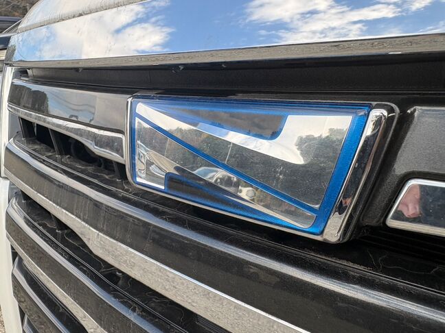 ハイブリッドなので青いエンブレム！かっこいいです