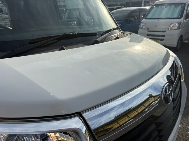 ボンネットに小さな凹みが複数あります（目立ちにくいと思います）