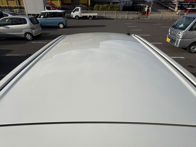 ルーフに小さな凹みが複数あります（目立ちにくいと思います）