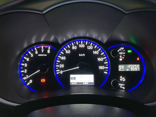 メーターはカッコイイ青地になっています。