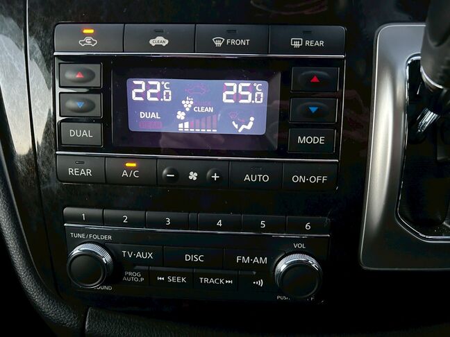 エアコンは左右のシートで独立して温度調整ができます