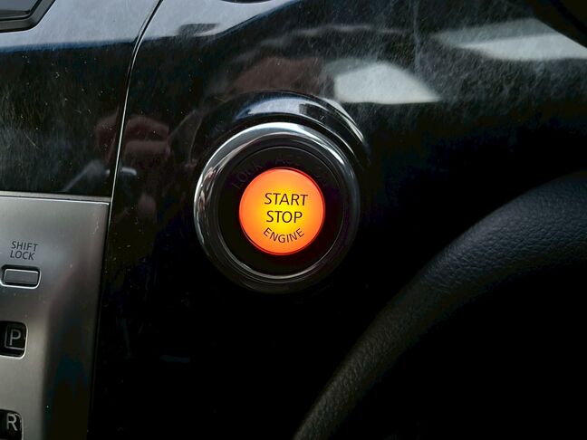 スマートキー搭載なので、エンジンスタートはボタン式になっています