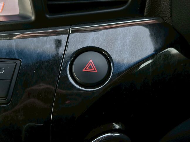 ハザードランプボタン等各種スイッチ類に陥没などの不具合はございません