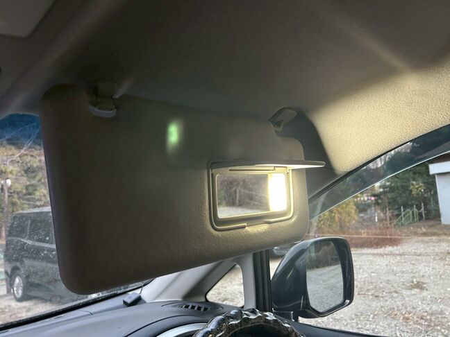 車内には鏡が付いています。照明付きなので暗い中での化粧などの作業も簡単にできます