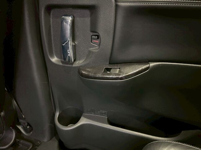 後部座席横のドアにもドリンクホルダーや収納が付いています！