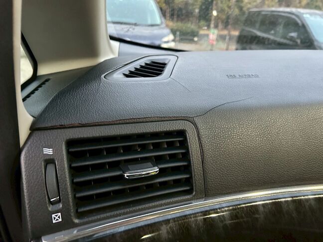 エアコン吹き出し口は大きいので、温度調整が早く、快適なものになっています