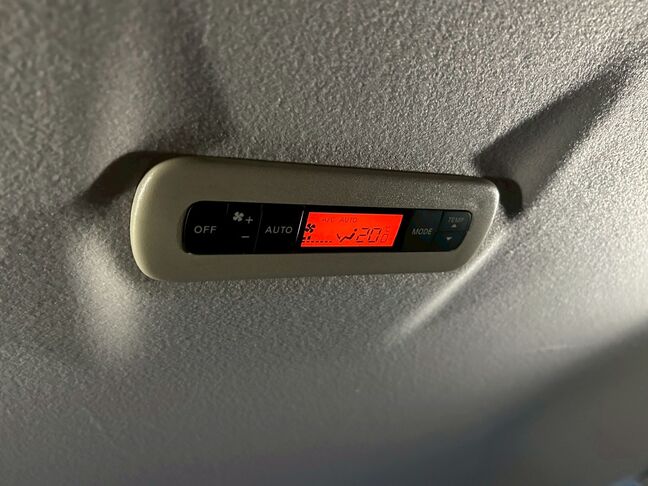 後部座席の温度調整は、天井に着いている操作機器から可能です。