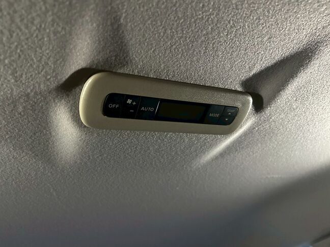 後部座席の温度調整は、天井に着いている操作機器から可能です。